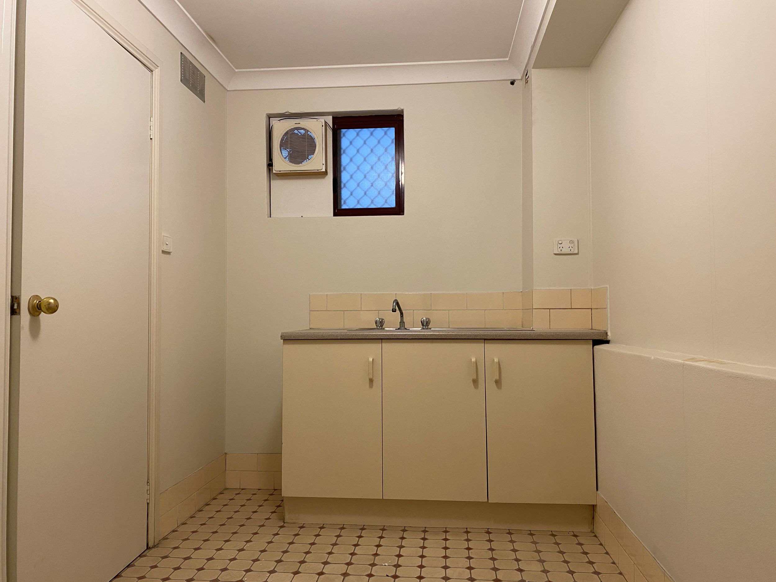 Duck st 4 u 3 dwnstr kitch